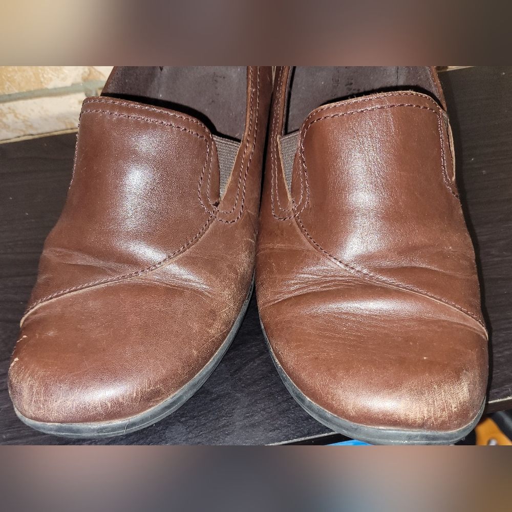 Women's Clarks Leather Slip-On Shoes, Brown, Size 8.5 - Some Scuffs Present